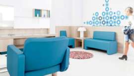 En sus más de 200 páginas, la firma nos propone un colorido viaje por salones contemporáneos en los que se fusionan calidad y estilo