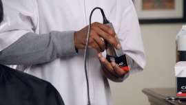 Los nuevos cristales Clipp Aid, de Esteve Marco, son válidos para todo tipo de máquinas de calidad profesional. Con su aplicación, las cuchillas cortan el pelo mejor y más rápido 