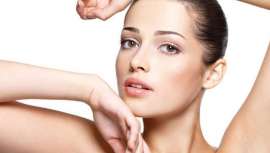 El tratamiento redefine y reafirma el tejido de la cara interna de los brazos. Se combina diatermocontracción junto a sesiones de mesoterapia con roller que tonifican, reafirman y estimulan la producción natural de colágeno y elastina de la piel