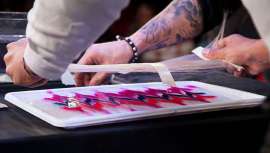 El 13 de abril, coincidiendo con la presentación de su colección Mineral, Handmade Barcelona Studio impartió una clase magistral sobre coloración. El Ebrú Hair, inspirado en el ebrú turco, captó la atención del público presente en Cosmobelleza