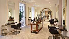 El nuevo salón de la firma, con más de 20 años de trayectoria, se abre en pleno ensanche barcelonés. Un centro concebido como un espacio acogedor y confortable, con el sello inconfundible del interiorista Toni Espuch de Azul Tierra