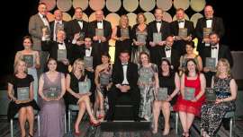 La firma, pionera en la fabricación de toallas desechables para salones, cumple 10 años con un logo pensado para festejar esta onomástica. Además, el 8 de abril, Easydry fue premiada en dos categorías de los Green Awards irlandeses