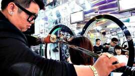 ¿Les parece difícil? No lo es para el peluquero Nguyen Hoang Hung. Desde hace cuatro años, el vietnamita ha sustituido las tijeras por una katana Wakizashi, más corta que las clásicas 
