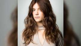 Sobre el escenario se vieron novias retro con aires bohemios, muy seventies de Houghton, acompañadas de un look de peinado muy favorecedor, apto para las novias más atrevidas y menos clásicas: una melena suelta con ondas surferas  