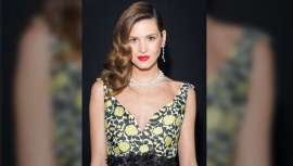 El desfile de Sonia Peña puso el broche final a la tercera jornada de Gaudí Novias. Sobre la pasarela, se rindió homenaje a las grandes divas del Hollywood de los años 50. Se vieron melenas onduladas, miradas felinas y labios rojos 