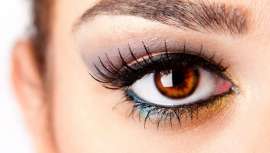 Las pestañas, junto con los ojos, las cejas y la expresión de la mirada han llenado líneas, párrafos y páginas enteras. Y han copado el pensamiento de poetas y admiradores. Desde tiempos remotos, se ha buscado cómo realzar este símbolo femenino