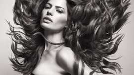 Es la chica con la que todo diseñador sueña, uno de esos iconos que transmiten energía. A sus 27 años esta top model de Cambridge, Massachusetts, se ha convertido en toda una revolución del mundo de la moda