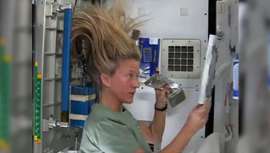 Desde la estación Espacial Internacional, la astronauta Karen Nyber muestra cómo se enjabona y aclara el cabello en un entorno ingrávido. En el vídeo se ve cómo algunas gotas de agua se escapan por la nave, mientras el pelo de Nyber flota en el aire
