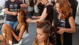 Todo ello tras ponerse al frente de los backstages de las Semanas de la Moda de París, Londres, Milán y Nueva York y de participar en los offstages de 080 Barcelona Fashion, la Pasarela Gaudí Novias y Adlib Moda Ibiza