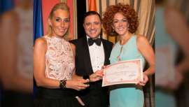 Las estilistas Cristina Platas y Aurora Rodríguez, propietarias del salón, recibieron el prestigioso galardón, otorgado por la Fundación Dedal de Oro, el pasado 12 de junio