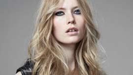 Con la llegada de la época estival, se busca un aspecto natural y cuidado a la vez. El cabello suelto con ondas vaporosas está más de moda que nunca, según la firma
