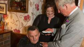 El heredero al trono británico no dudó en ejercer de peluquero por un día. Ello sucedió durante su reciente gira veraniega, acompañado de la duquesa de Cornualles, por los alrededores de Gales