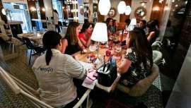 Durante seis días a la semana, cuatro de los locales más populares de Madrid hacen la manicura mientras se degusta alguna cosumición