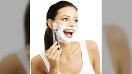 Expertos en belleza recomiendan esta práctica para exfoliar la piel y absorber el maquillaje de manera uniforme, aunque también puede generar ciertos problemas 