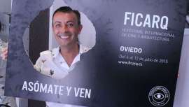 El estilista, acompañado de su equipo artístico, se encargó de peinar y maquillar a los actores y actrices que asistieron a las galas de esta tercera edición, del 6 al 12 de julio 