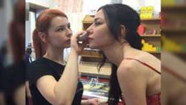 Los peluqueros y maquilladores del grupo Cazcarra han desplegado sus conocimientos para adaptar la imagen de los actores a cada situación del rodaje. El videoclip aborda la problemática del maltrato