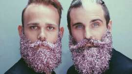 Todo empezó con la difusión de imágenes y tutoriales a través de You Tube, Instagram, Pinterest y otras redes sociales. Los responsables son un dúo apodado los Gay Beards, quienes explican cómo aplicar todo tipo de adornos al vello facial 