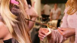 De São Paulo (Brasil) proviene esta técnica que sanea las puntas abiertas con la llama de una vela. Algunos salones de nuestro país ya ofrecen este tratamiento. Famosas como la top Alessandra Ambrosio se declaran seguidoras de la velaterapia