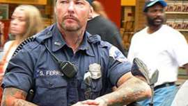 Hasta el pasado mes de julio, los reglamentos internos del cuerpo de seguridad impedían a los agentes franceses dejarse crecer la barba y hacerse tatuajes. Eso ha cambiado, aunque se deben cumplir una serie de condiciones al respecto 