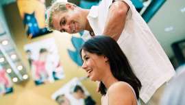 Estar de pie durante mucho tiempo (como también sentado) no es lo más adecuado para nuestra salud, pero de hecho son muchos los que pasan así largas jornadas de trabajo