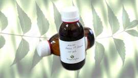 Este aceite proviene del considerado árbol del siglo XXI por Naciones Unidas, debido a sus aplicaciones y beneficios terapéuticos. Su uso es habitual en la producción de cosméticos en India, y en la medicina ayurvédica y tradicional 