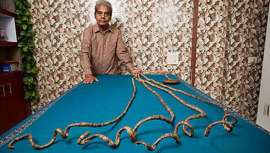 Desde hace 63 años, el indio Shridhar Chillal no se corta las uñas de su mano izquierda. Sin embargo, a sus 78 años, podría llegar a desprenderse de ellas