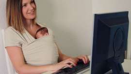 La práctica, consistente en el contacto de la piel del recién nacido con la piel de los progenitores, aporta grandes beneficios físicos, psicológicos y emocionales a los bebés y ayuda a los padres a fortalecer con ellos los lazos afectivos 