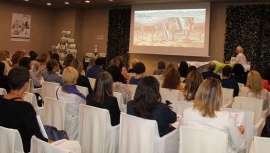 La fundadora de Christina Cosmetics realizó una gira del 19 al 26 de septiembre por algunas ciudades españolas. Zehavi dio a conocer cómo funciona su línea BioPhyto. Un tratamiento basado en el peeling lanzado tres décadas atrás