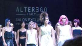 Alter Ego Italy organizó un evento espectacular en el hotel NH Collection de Sevilla. Más de 30 modelos desfilaron con el asesoramiento de un equipo de profesionales (16 estilistas de siete países distintos, coreógrafos y técnicos)