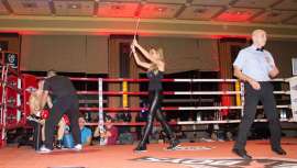 Al evento acudieron personajes conocidos como Ricard Sales, Armando del Rio o Kiko Matamoros, que pudieron presenciar combates entre los mejores del boxeo español en un clima de espectáculo