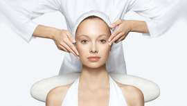 El método exclusivo de Skeyndor, con productos de tratamiento en domicilio, usa 5 técnicas de peeling para lograr una piel nueva y combatir las arrugas y las manchas