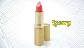 La firma, perteneciente a Cazcarra Image Group, adapta el marsala, considerado color de moda, en forma de nuevo labial de la línea Luxury Lipstick. Una barra que proporciona tacto sensorial y sedoso a los labios 