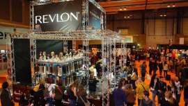 La firma, incluida en el catálogo Revlon, ha presentado de forma oficial su apuesta por la peluquería oncológica en el marco del certamen 