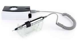 Este torno profesional, de Perfect Beauty, ofrece un alto rendimiento en manicuras, uñas de gel o acrílicas de secado rápido y pedicuras