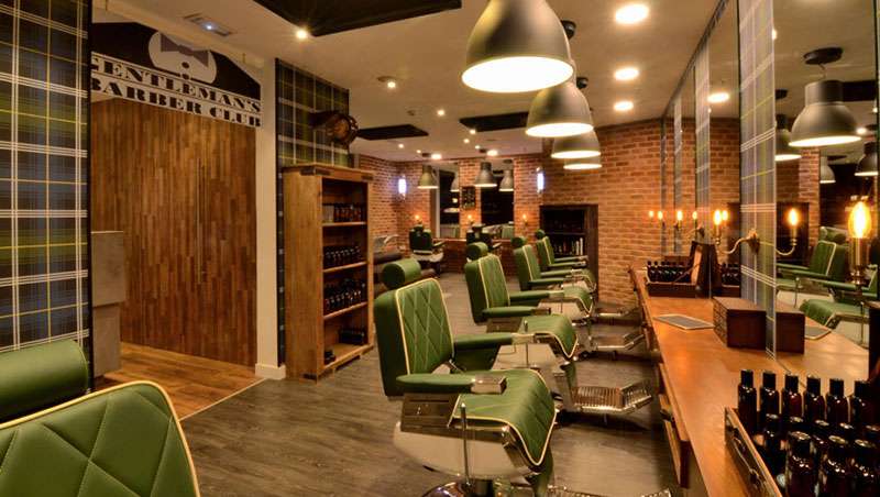 salon peluqueria con sillones verdes suelo madera