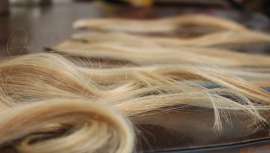La estilista Alma luzón explica cómo realizar esta técnica de extensiones con mechones de pelo muy finos, que resultan imperceptibles a la vista y al tacto y consiguen dar volumen al cabello