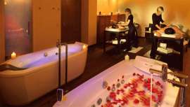 Una experiencia exótica que comienza en la piel y acaba en el paladar. El madrileño Caroli Health Club, en colaboración con la cadena de restaurantes Shukran, presenta este protocolo para disfrutar, sobre todo, en pareja