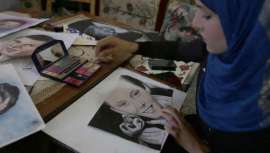 Julud Dosoqi, de 23 años, se sirve de lápices de ojos y pintalabios para denunciar el día a día del pueblo palestino. La pintora dibuja retratos con esta técnica inusual. Como el del bebé Ali Dawabshe, asesinado en la aldea cisjordana de Duma