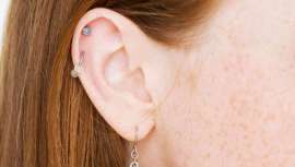 La AEDV advierte sobre estos problemas, que afectan al 1-2% de la población, y suelen venir dados por el uso de níquel en los pendientes, la metilisotiazolinona en cosméticos y detergentes, y las fragancias