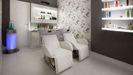 Es posible disfrutar en pleno corazón de Madrid de los tratamientos ofrecidos por este salón, como el ritual Ceremonia Kepala, que consigue un resultado instantáneo para el cabello al mismo tiempo que  relaja el cuerpo y la mente