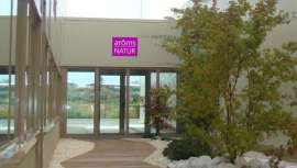 La empresa se especializa en biocosmética aromaterapéutica y nutricosmética para lograr resultados en cabina. A la vez, Arôms-Natur también desarrolla protocolos de trabajo en cabina y wellness 