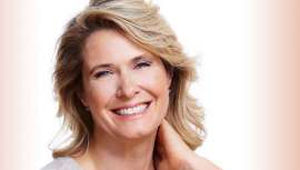 En este periodo, los ovarios femeninos dejan de generar óvulos y se reduce la producción hormonal (estrógenos y progesterona). La carencia de estrógenos precipita el envejecimiento natural de la piel 