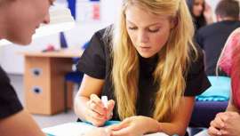 Hasta el 6 de enero, el centro regala cursos formativos a los profesionales de la belleza que traigan a un amigo interesado en formarse en Barcelona Beauty School