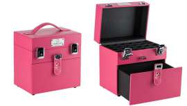 Está forrado en tonos rosa con interiores en negro, que resulta ideal por su pequeño tamaño, además de aportar un toque divertido y muy chic para el profesional de la belleza en general y del cuidado de las uñas en particular