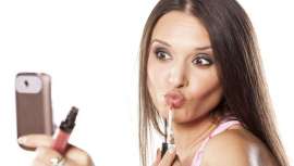 Este mercado se recupera con crecimientos del 1% desde principios de año, según la consultora NPD Group. Como ya sucede en el Reino Unido, las redes sociales, los vloggers y la obsesión por los selfies animan las ventas