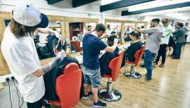 Este centro sienta las bases de un nuevo estándar en formación en barbería. El equipo de formadores de esta escuela, con sede en Covent Garden (Londres), revolucionan la industria al conjugar barbería con lo último en cuidado masculino 