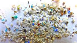 Es el decreto de ley HR 1321, denominado Ley de Aguas Libre de Microesferas de 2015, que prohíbe la fabricación e introducción en el comercio interestatal de cosméticos enjuagables que contengan microesferas de plástico añadidas intencionalmente