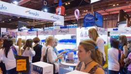 La compañía nacía en Colombia más de 20 años atrás, de la mano de Miguel Pla. Desde sus orígenes, la firma se propuso ofrecer esmaltes duraderos, algo difícil en su momento, para manicuristas y expertas en uñas