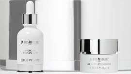 Se compone de 2 productos altamente eficaces, que estimulan las funciones vitales de la piel y la protegen frente a las influencias medioambientales dañinas y otros factores de estrés