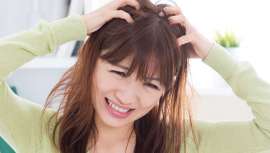 Determinados hábitos, junto a factores ambientales y emocionales, alteran la barrera de protección natural del cuero cabelludo. Las mujeres resultan más perjudicadas al someter el cabello a coloraciones y otros tratamientos químicos